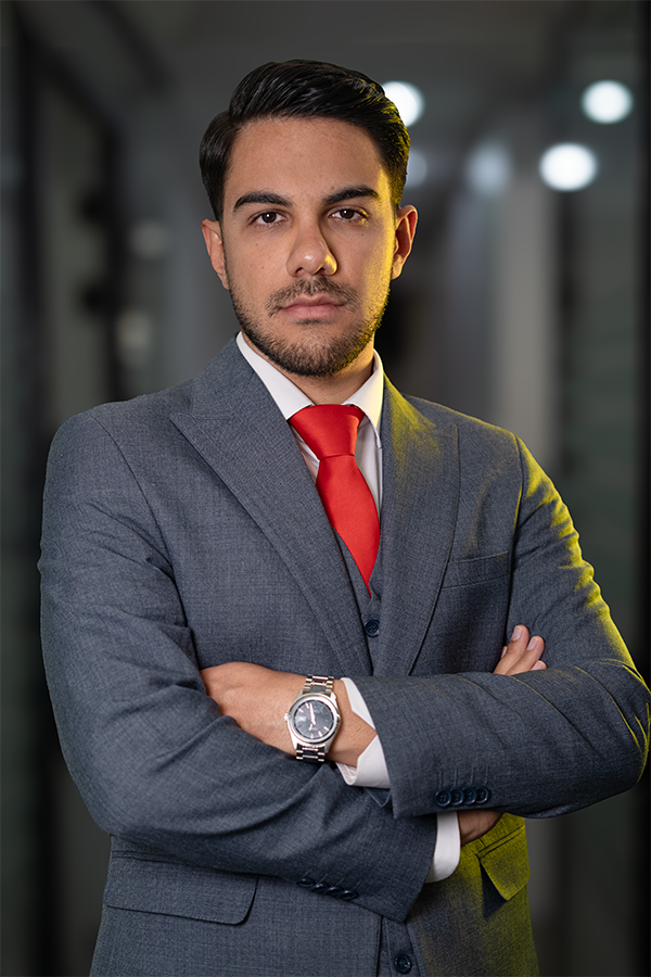 اقای امیرحسین شهبازی کارشناس فروش مجموعه خودکار آفرین پارس